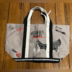 👜 **Victoria’s Secret Graphic Canvas Tote – “XOXO” Edition – NWT